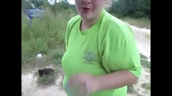 ホットブロンドMILFはペニスを吸う＆前庭でごっくんを飲み込む