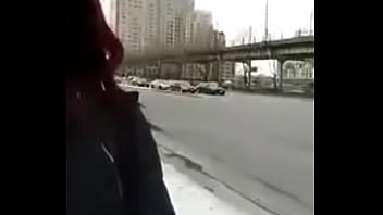 公共の場でおっぱいを見せている女の子
