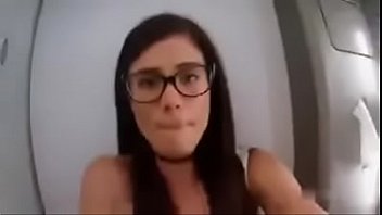 私の友人は彼女が沈黙の中でどのように自慰行為をするかを教えてくれます