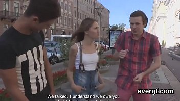 Скинт парень позволяет сексуальному другу трахнуть его бывшую девушку за деньги