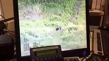 カップルがカメラを通して屋外で捕まえた