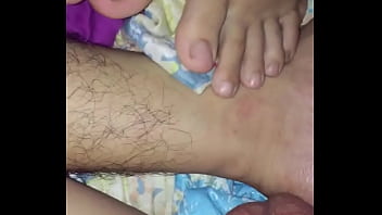 妻は寝て鳥を抱きかかえて遊ぶ