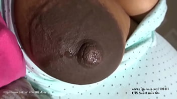 ステップの息子は、彼の処女コックに乗っているママに授乳し、性交し、絶頂します。
