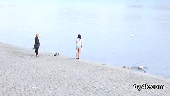 自然なかわい子ちゃんはハメ撮りでコックを吸って、濡れたおまんこを耕します