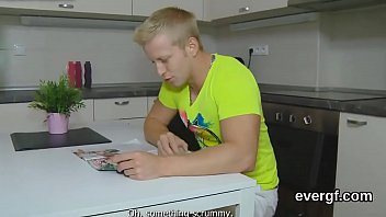お世話になっている男は、珍しい仲間がお金のために彼の恋人に乗ることを可能にします