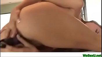 ディルドでオーガズムを振る-彼女は誰だ！？