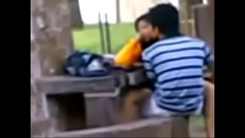 公園でセックススクールの女の子と彼女のボーイフレンドを開く