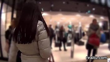 見事なチェコの淫乱はスーパーマーケットで誘惑され、ハメ撮りにねじ込まれます