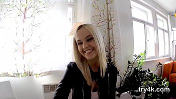 Хорошенькая тини сосет член в видео от первого лица и вспахана тугой вагиной