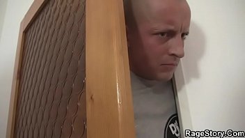 彼女の浮気おまんこは怒って掘削されます
