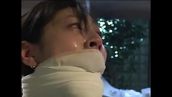 汚いアジアの雌犬水崎有美は、彼女が泣くまで、すべて縛られ、猿轡かませられ、鞭打ちされます。WMV