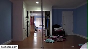 セクシーな主婦はウェブカメラをストリップして踊るのが大好きです-sexacam.com