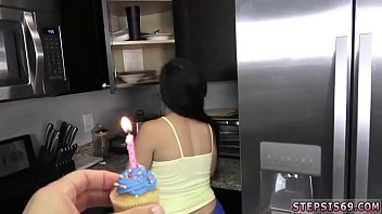 熟女は私の誕生日のために処女を奪われた十代の三人組を誘惑します