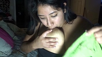 ママは乳を吸って、飲み込んで、彼女の乳首のミルクを噴出させます20