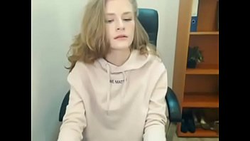 恥ずかしがり屋のカム痴女はちょうど彼女の乳首を見せます