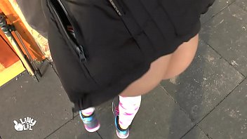 十代のアマチュアふしだらな女とザーメンとのアナルパブリックファック