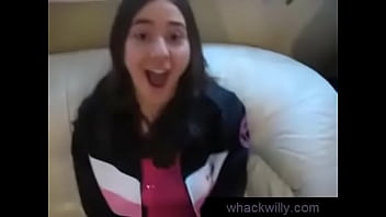 彼女はどれくらいの大きさのディックを飲み込むことができますか