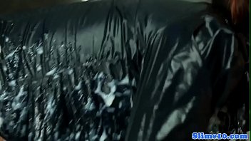 熱い精液で覆われたおもちゃを愛するベイビー