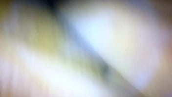 私は彼女に触れ続けます、そして、彼女は気づきさえしません