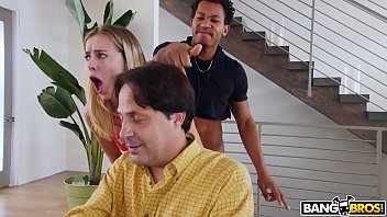 BANGBROS-若いヘイリーリードは彼女のお父さんの背中の後ろでボーイフレンドをファック