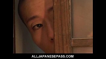 ゴージャスな日本のクーガーナナナミは彼女のセクシーな体を石鹸で洗う