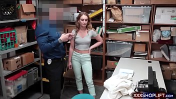 彼女はいくつかの宝石を盗み、彼女の猫で支払う必要があります