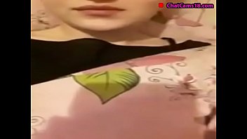 彼女のセクシーな体を示す潜望鏡のかわいい女の子