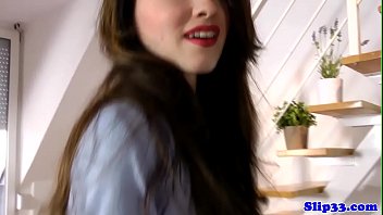 英国の女子高生はソファで老人に乗る