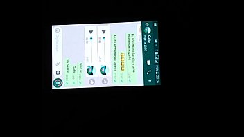 寝取られにフェラを与え、whatsappで食べる人と話している痴女妻