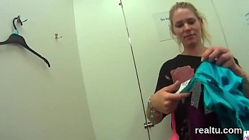 愛らしいチェコのひよこはショッピングセンターで誘惑され、ハメ撮りで強打されます