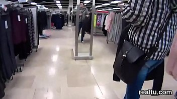 魅力的なチェコのティーンはモールで誘惑され、ハメ撮りでリーマになります