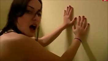 カップルは更衣室でセックスを練習します