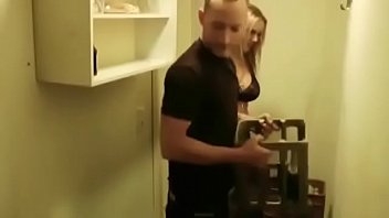 ドイツ人ステップママが小さな部屋で密かにピザをファック