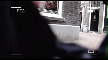 男はアムステルダムの旅行をします