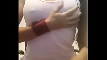 完璧な女の子があなたのおっぱいと猫を見せてくれます！暑すぎて見せびらかす!!