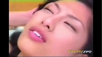 2つのディックを吸う日本人の女の子