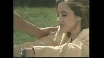 古典的な英国の女ルイーズは庭で犯される
