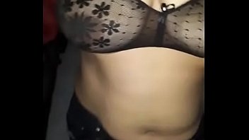 熱い妻は夫のために裸になる