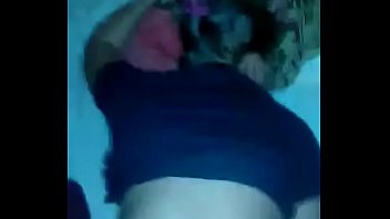 彼女とセックスしながらホットワイフの髪を引っ張る