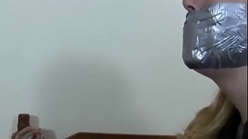 ЖЕНЩИНЫ, СВЯЗАННЫЕ ДЕВОЧКОЙ-ЗЛОЙКОЙ, ЗАВЯТЫВАЮЩИМИ КЛИПОМ