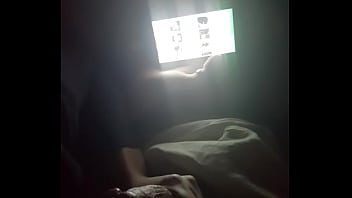 怠惰な雌犬は彼女の電話から降りません。彼女の口の中でディック、まあ。