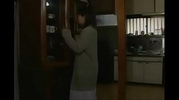 日本の空腹の妻が夫を捕まえる