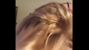 Курящая горячая милфа в любительском видео