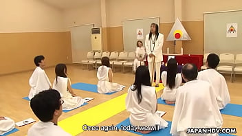 華やかな日本の湯たんぽは、彼らが神であるかのようにコックを宗教的に崇拝します