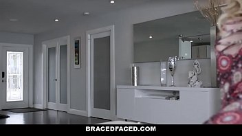 Bracefaced-最初のデート中に中かっこで犯されたホットティーン（Lexi Lore）