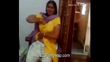 学校の生徒におっぱいを見せているインドの学校の先生