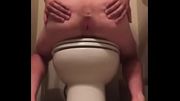 公衆トイレでお尻を見せて