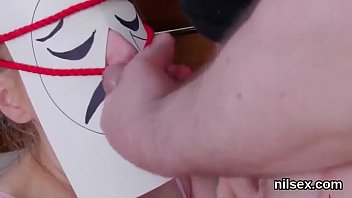 辛いひよこは痛みを伴う治療のために肛門亡命に持ち込まれました