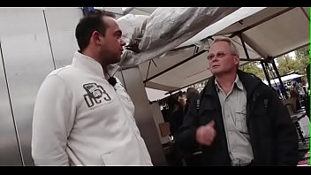 男はアムステルダムの旅行をします