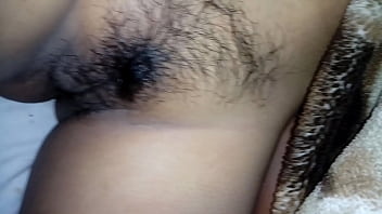 妻の毛むくじゃらの膣を見せて